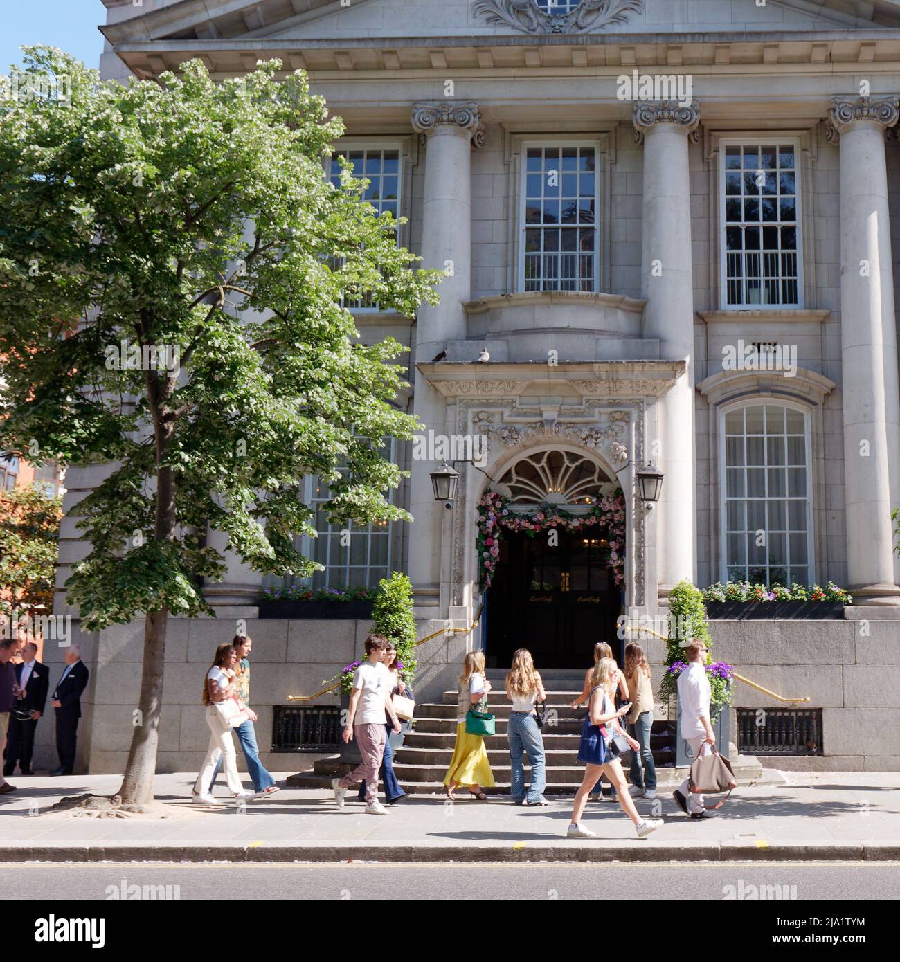 Londres, Grand Londres, Angleterre, mai 14 2022 : les gens passant devant Kensington et Chelsea Registry Office alias Register Office sur Kings Road. Banque D'Images