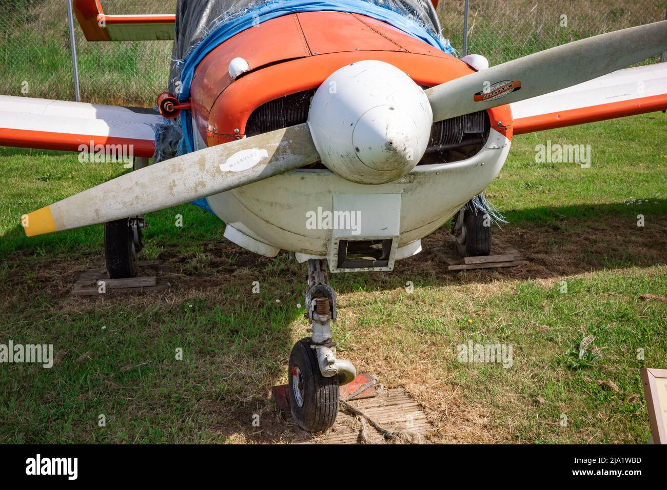Norwich, Norfolk, Royaume-Uni – mai 22 2022. Gros plan d'une hélice sur l'aile d'un petit avion Banque D'Images