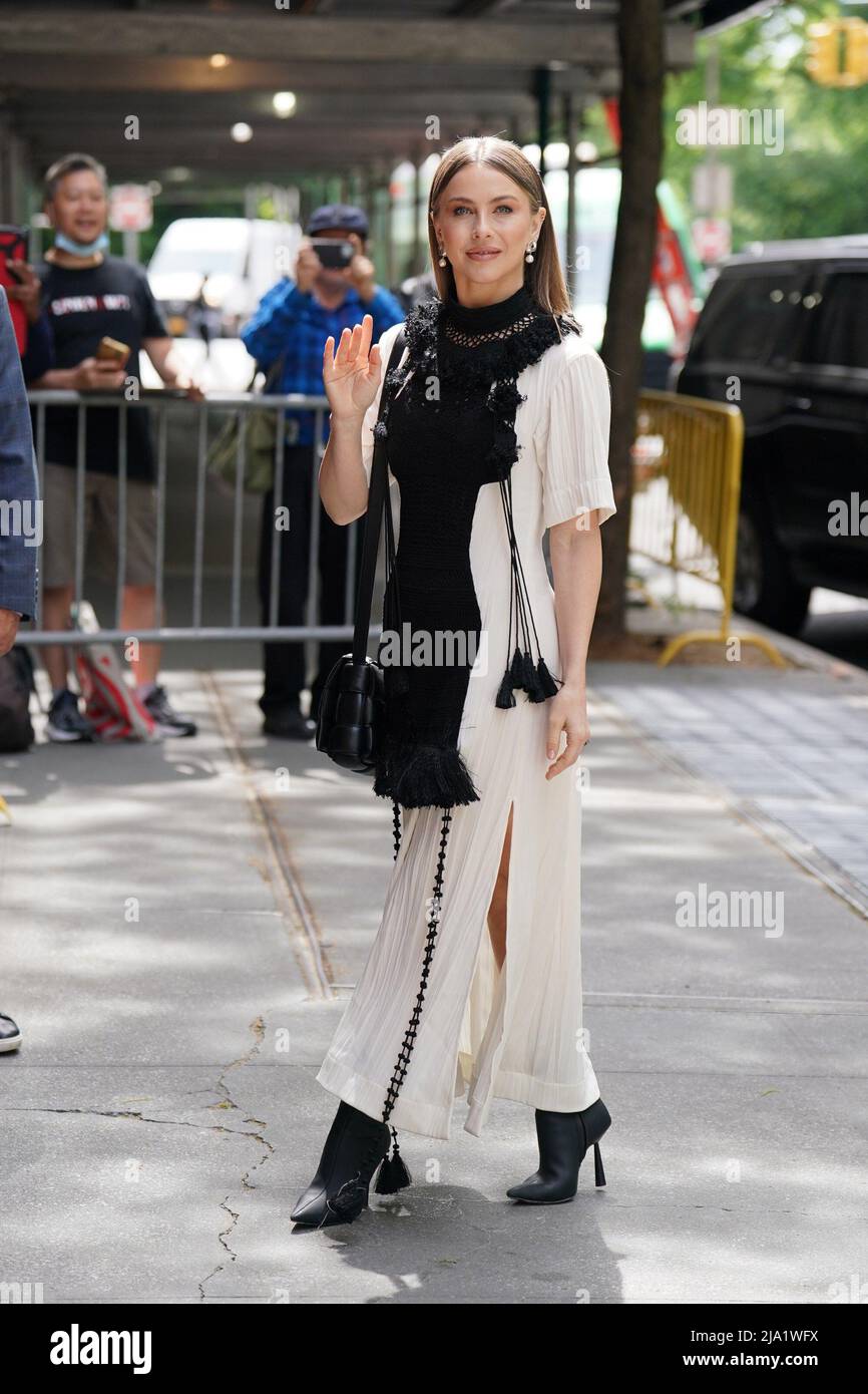 New York, NY, États-Unis. 26th mai 2022. Julianne Hough Out and about for Celebrity candids - JEU, au VIEW talk show, New York, NY 26 mai 2022. Crédit : Kristin Callahan/Everett Collection/Alay Live News Banque D'Images