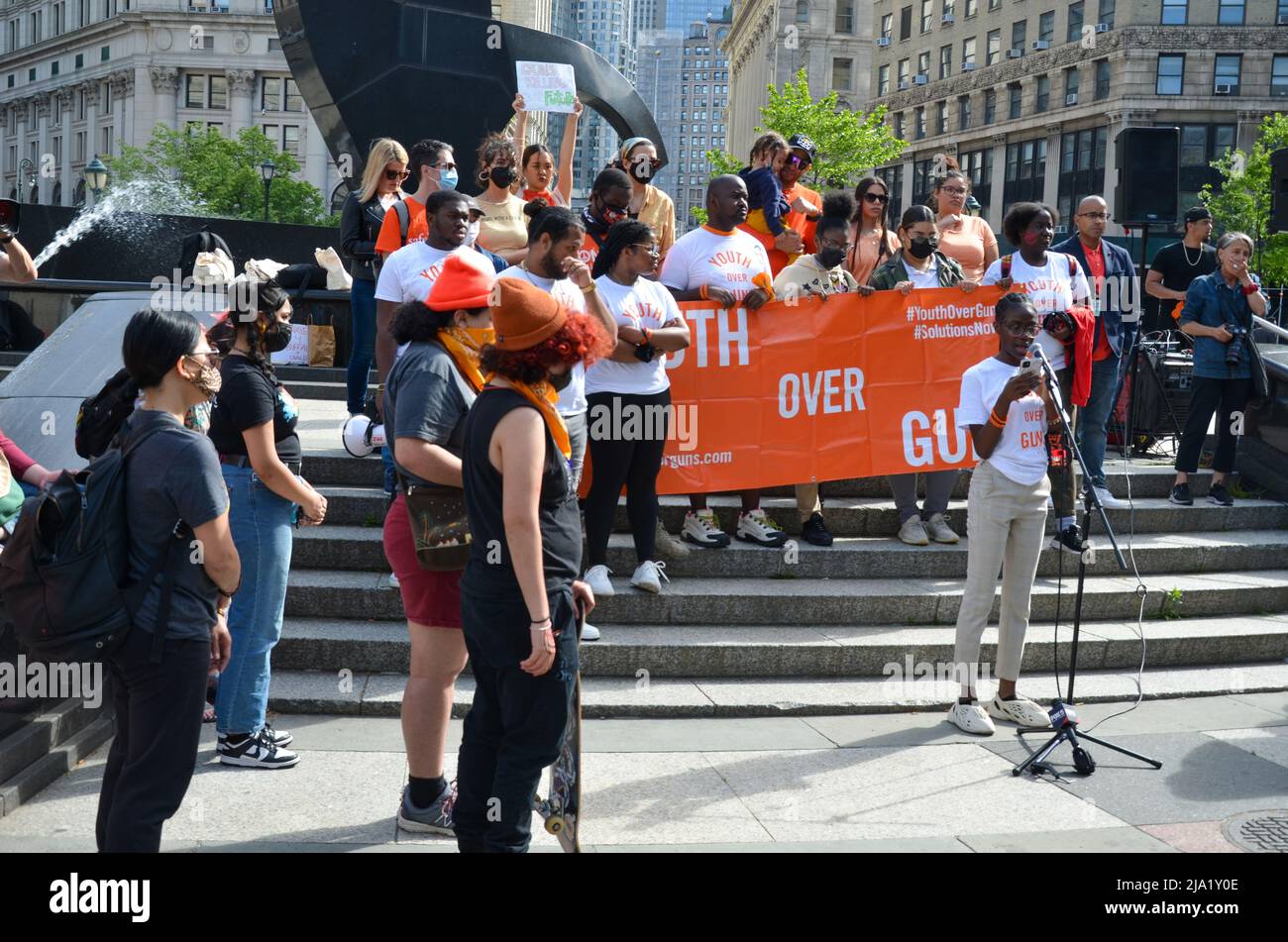 Groupe d'activistes les jeunes au-dessus des armes à feu les membres portent de l'orange à Foley Square à Lower Manhattan, New York, demandant aux élus de prendre ste Banque D'Images