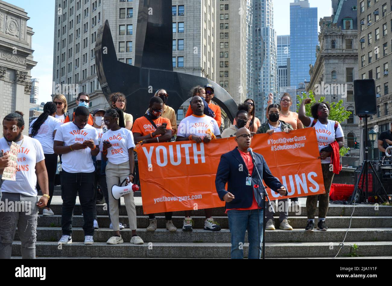 Groupe d'activistes les jeunes au-dessus des armes à feu les membres portent de l'orange à Foley Square à Lower Manhattan, New York, demandant aux élus de prendre ste Banque D'Images