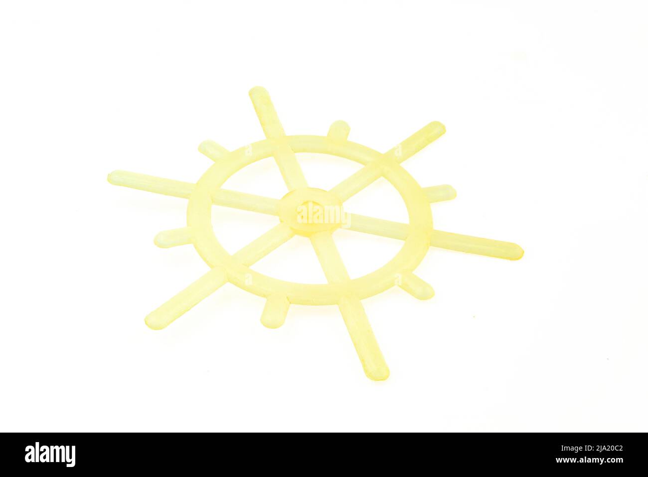 Poids de fermentation jaune isolé sur fond blanc. Poussoir en plastique isolé sur fond blanc Banque D'Images