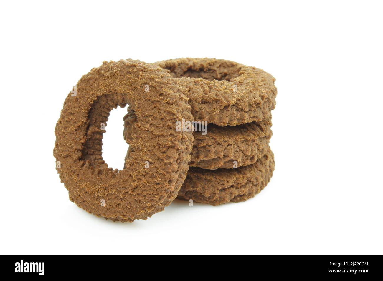 Pile de biscuits de thé aux anneaux de cacao isolés sur fond blanc Banque D'Images