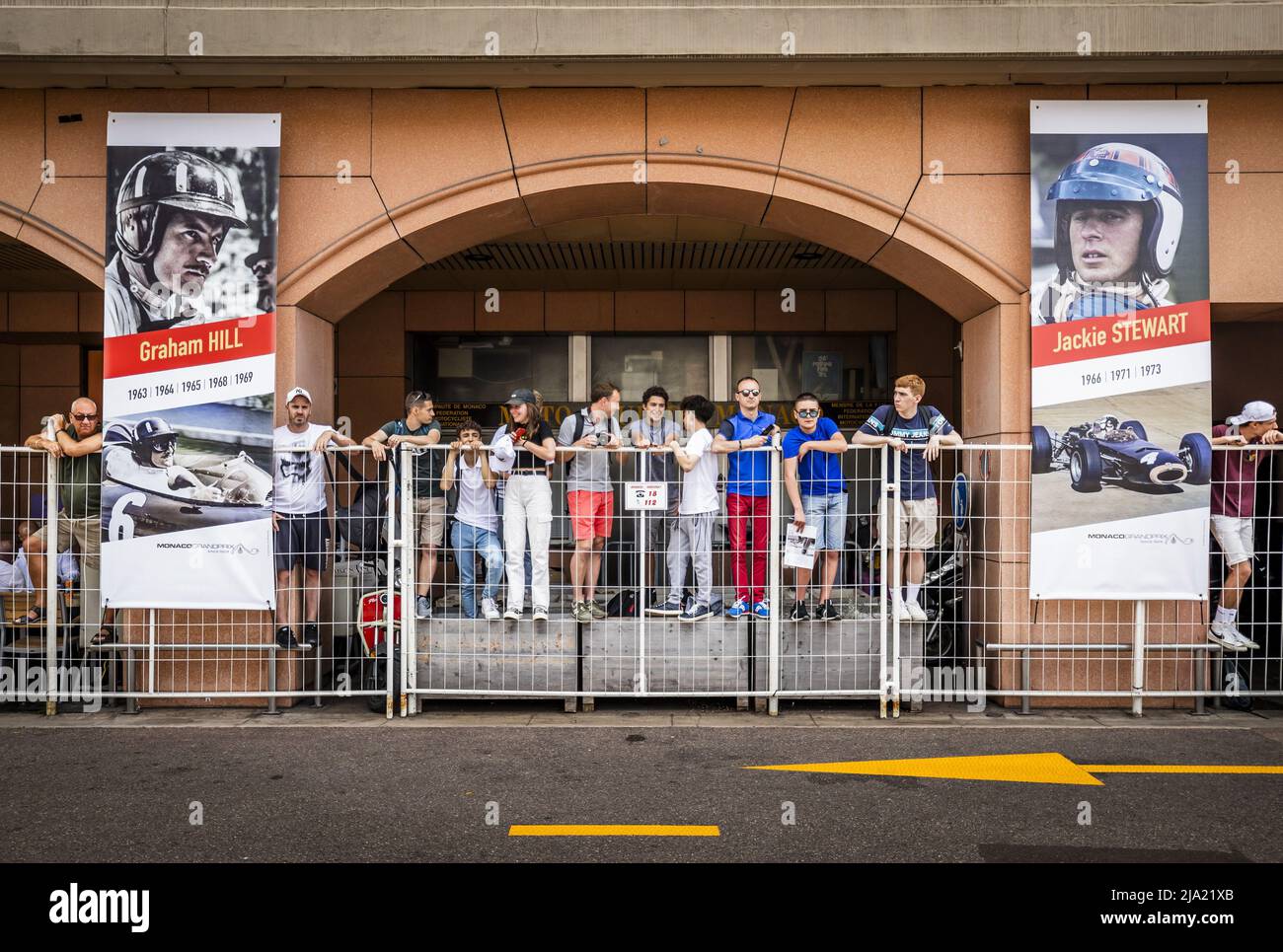 MONTE-CARLO - les fans tentent d'apercevoir les pilotes dans le paddock le jeudi qui a précédé le Grand Prix de Formule 1 de Monaco. Le septième week-end de course de cette saison en Formule 1 commence dans les rues étroites de Monaco ANP REMKO DE WAAL Banque D'Images