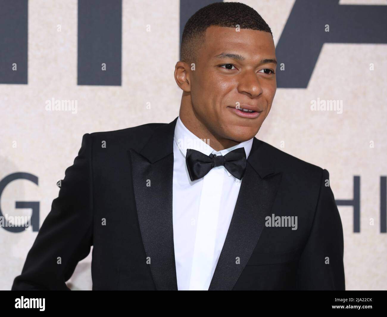 27 mai 2022, Cannes, Côte d'Azur, France : La superstar du football KYLIAN MBAPPE de France assiste au Gala amfAR de Cannes, lors du festival annuel du film de Cannes 75th, cinq jours après qu'il est devenu le footballeur le mieux payé au monde en signant un contrat de prolongation de trois ans avec son club actuel DE PARIS SAINT GERMAIN d'une valeur de près de 1m £ par semaine (Credit image: © Mickael Chavet/ZUMA Press Wire) Banque D'Images