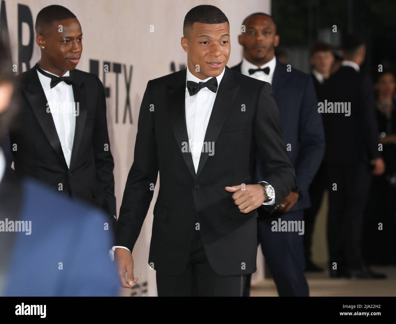 27 mai 2022, Cannes, Côte d'Azur, France : La superstar du football KYLIAN MBAPPE de France assiste au Gala amfAR de Cannes, lors du festival annuel du film de Cannes 75th, cinq jours après qu'il est devenu le footballeur le mieux payé au monde en signant un contrat de prolongation de trois ans avec son club actuel DE PARIS SAINT GERMAIN d'une valeur de près de 1m £ par semaine (Credit image: © Mickael Chavet/ZUMA Press Wire) Banque D'Images