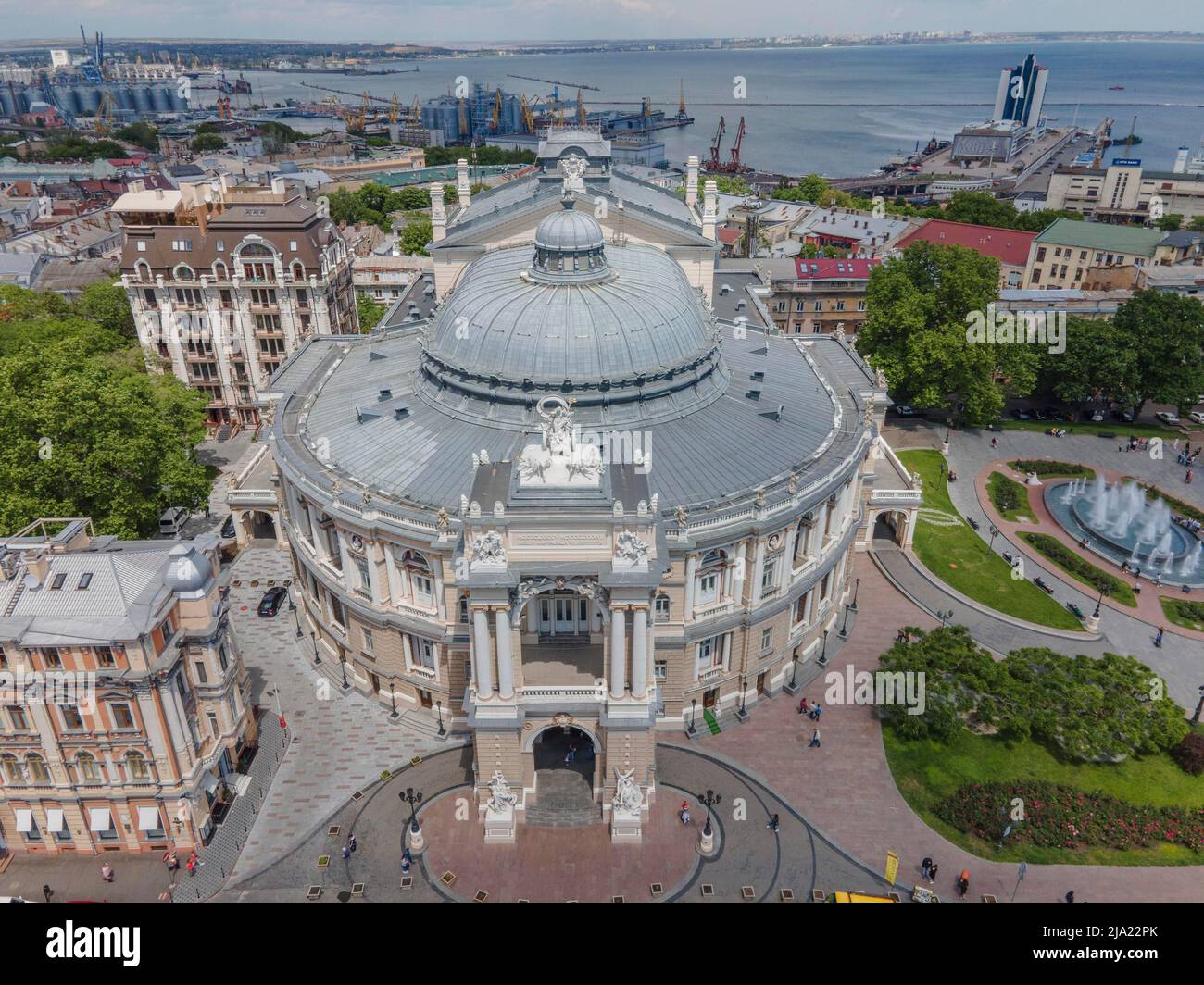 Vue aérienne, Théâtre académique national d'Opéra et de Ballet d'Odessa (Helix) volant au-dessus du Théâtre d'Opéra.Odessa, Ukraine Banque D'Images