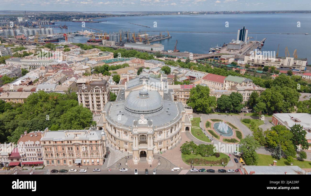 Vue aérienne, Théâtre académique national d'Opéra et de Ballet d'Odessa (Helix) volant au-dessus du Théâtre d'Opéra.Odessa, Ukraine Banque D'Images