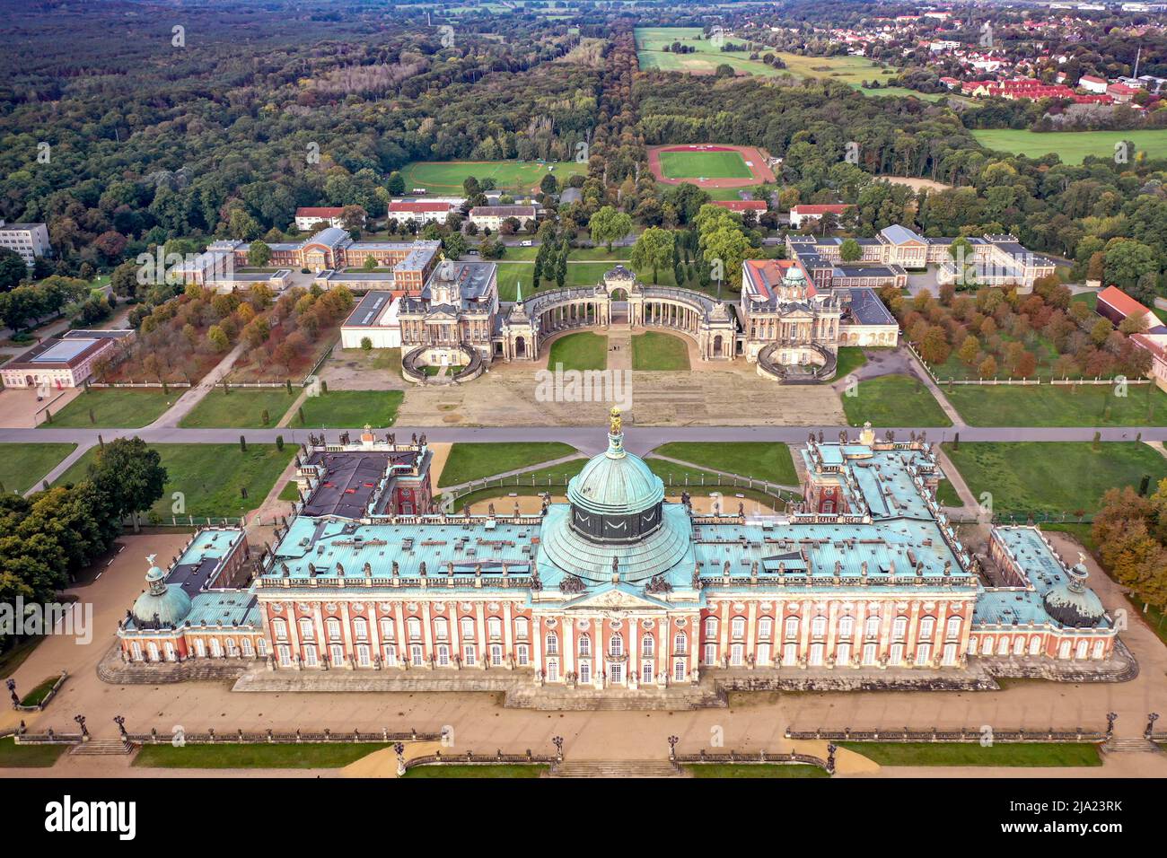 Tir de drone, photo de drone de l'Université de Potsdam, du Nouveau Palais, Palace Theatre au lever du soleil, banlieue de Brandebourg, Potsdam, Brandebourg, Allemagne Banque D'Images