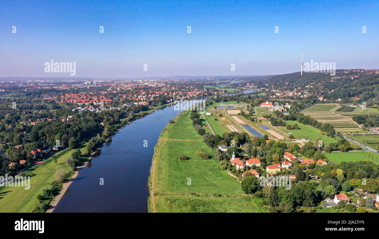 Photo de drone, tir de drone, vue de Pillnitz à Dresde, prés d'Elbe, Elbe, église sur la banque d'Elbe, tour de télévision, vue large sur la ville, Saxe, Allemagne Banque D'Images