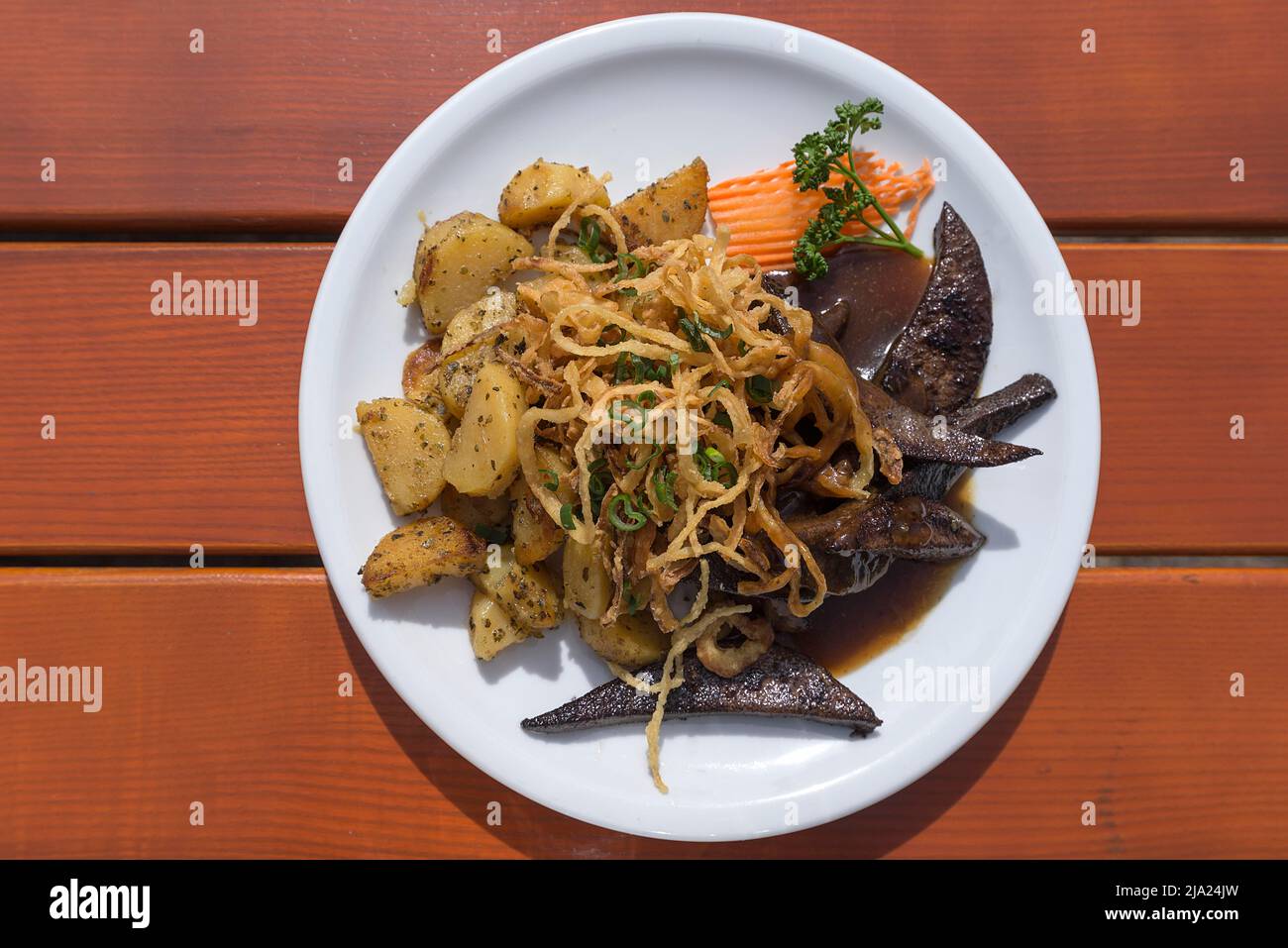 Foie de porc rôti avec oignons frits et pommes de terre frites Banque D'Images