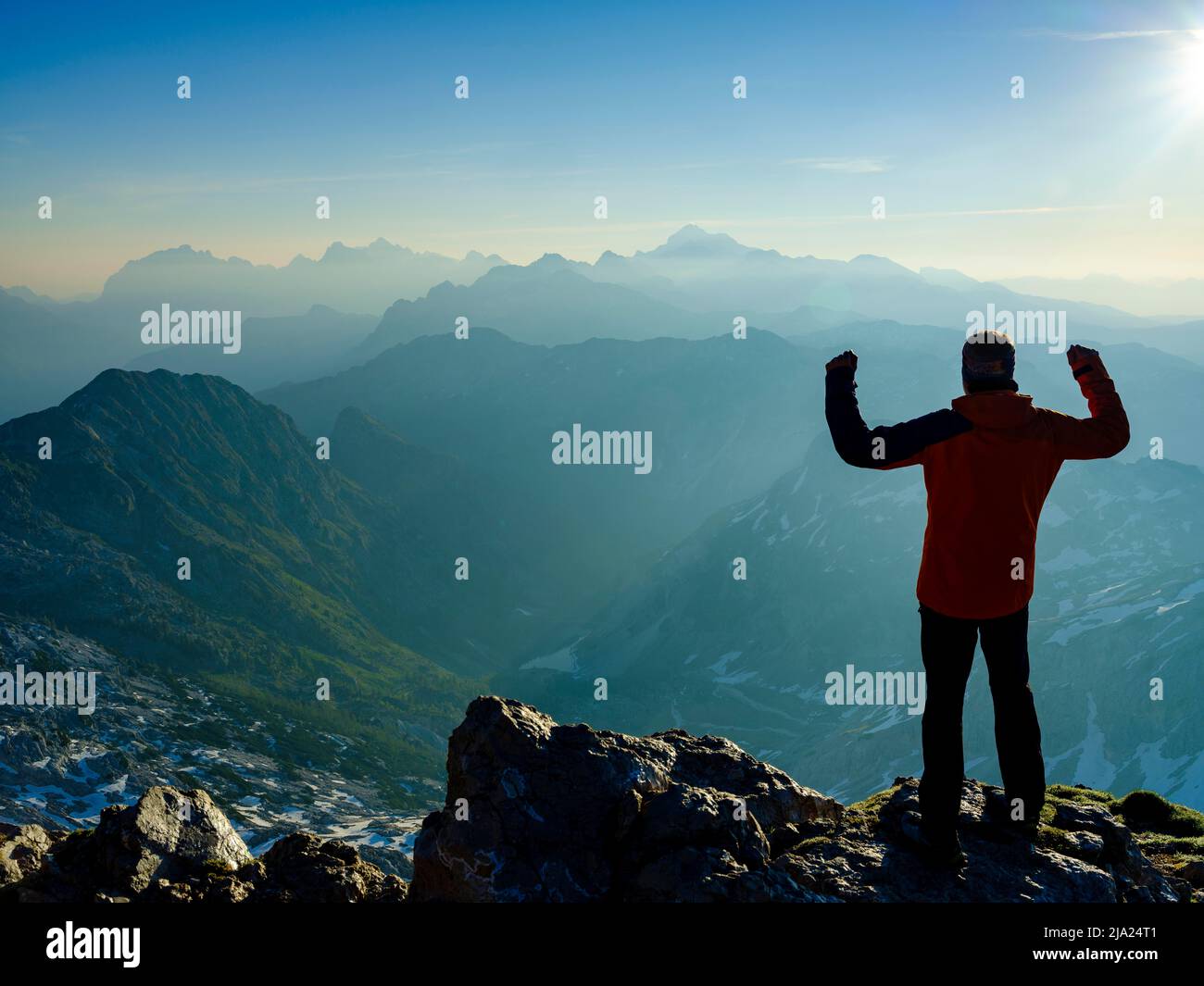 Les grimpeurs dans la victoire posent au sommet de Krn 2. 244m, Parc national de Triglav, Alpes juliennes, Slovénie Banque D'Images