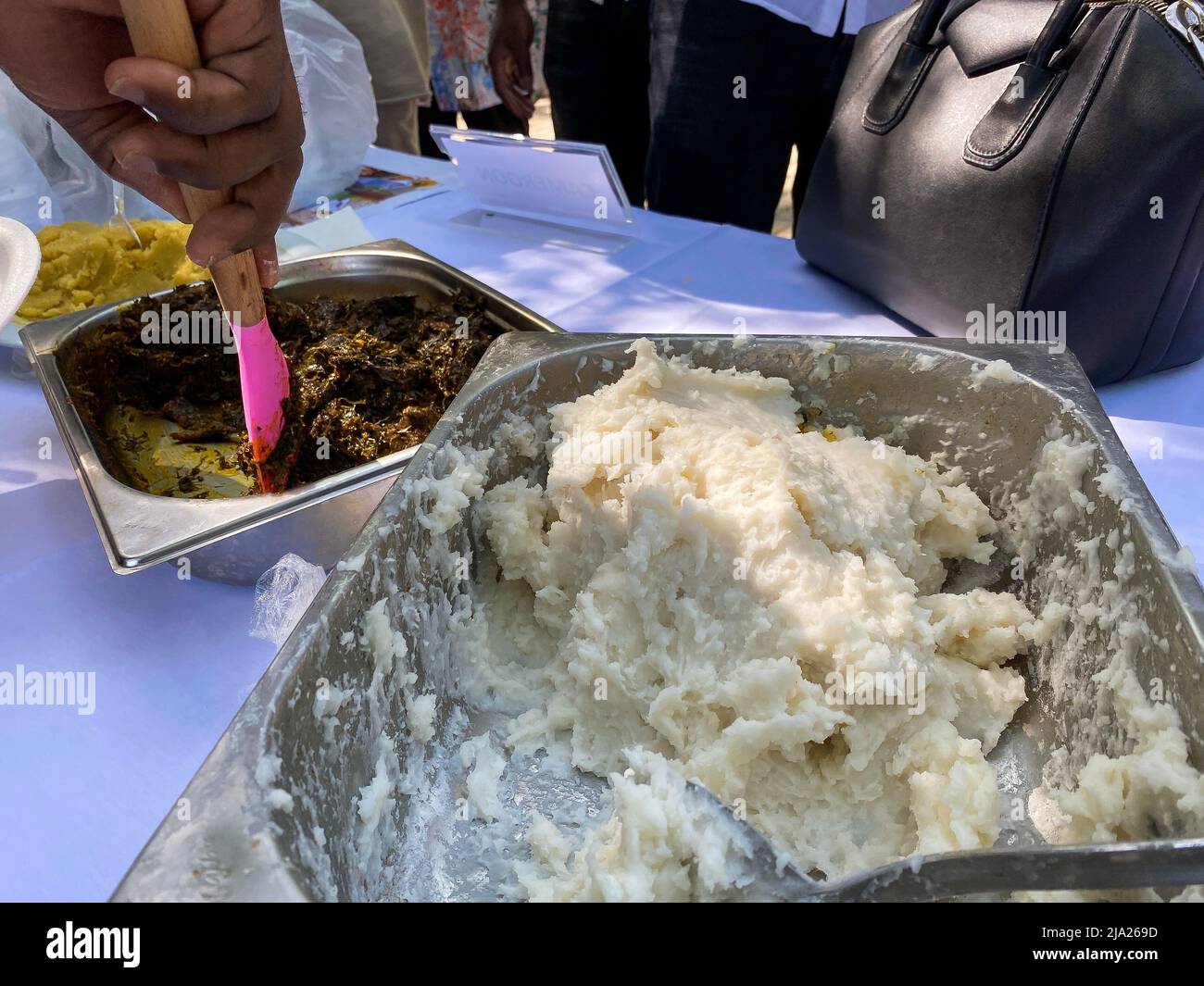 Fufu alimentaire camerounais, Eru et Garri Banque D'Images