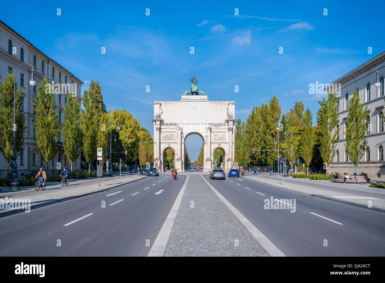 Siegestor et Leopoldstrasse, architecture néoclassique, Bavière, Munich, Bavière, Allemagne Banque D'Images
