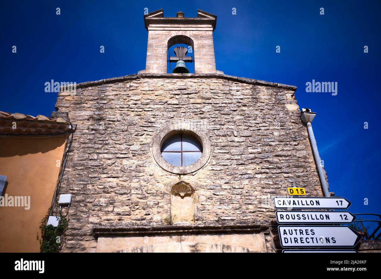 Chapelle des Pénitents blancs, Village de montagne Gordes, Vaucluse, Provence-Alpes-Côte d'Azur, France Banque D'Images