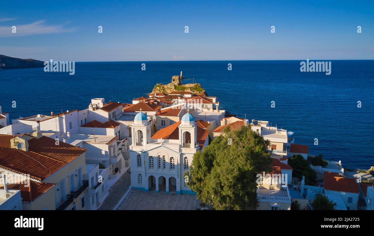 Chora, vieille ville, toits de tuiles rouges, phare, îlot de forteresse, ruines de la forteresse, église, tir de drone, lumière du soir, lumière douce du soir, Bleu océan, Andros Banque D'Images