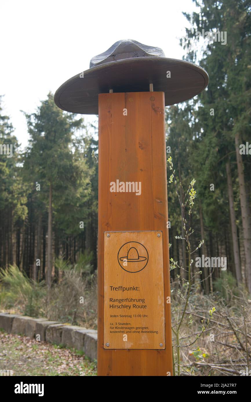 Prenez un chapeau de garde, point de rencontre pour des visites guidées avec les National Park Rangers, le Parc National d'Eifel, Rhénanie-du-Nord-Westphalie, Allemagne Banque D'Images