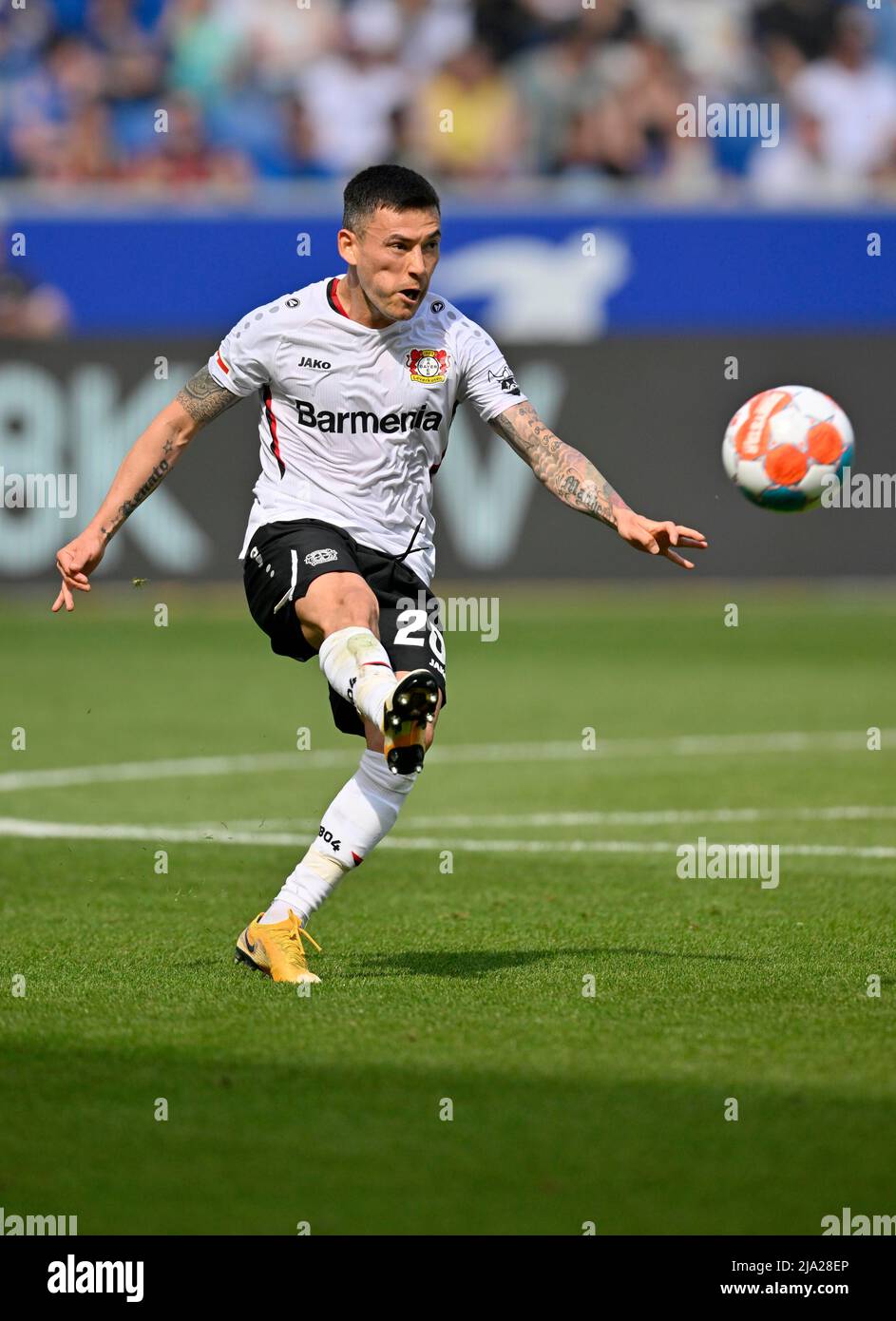 Coup de pied de but, action, chance de but, Charles Aranguiz Bayer 04 Leverkusen, PreZero Arena, Sinsheim, Baden-Wuerttemberg, Allemagne Banque D'Images