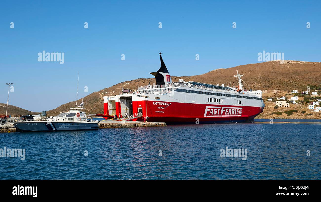 Bleu ciel, déchargements de ferry, ferry rouge et blanc, Fast Ferries, bateau de garde côtière, sans nuages, bleu mer, Gavrio, Ile d'Andros, Cyclades, Grèce Banque D'Images