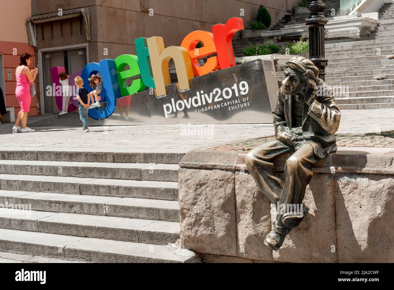 Plovdiv, Bulgarie - 23.05.2022: La statue de Milyo avec ensemble signe dans le centre de Plovdiv, Bulgarie. Banque D'Images