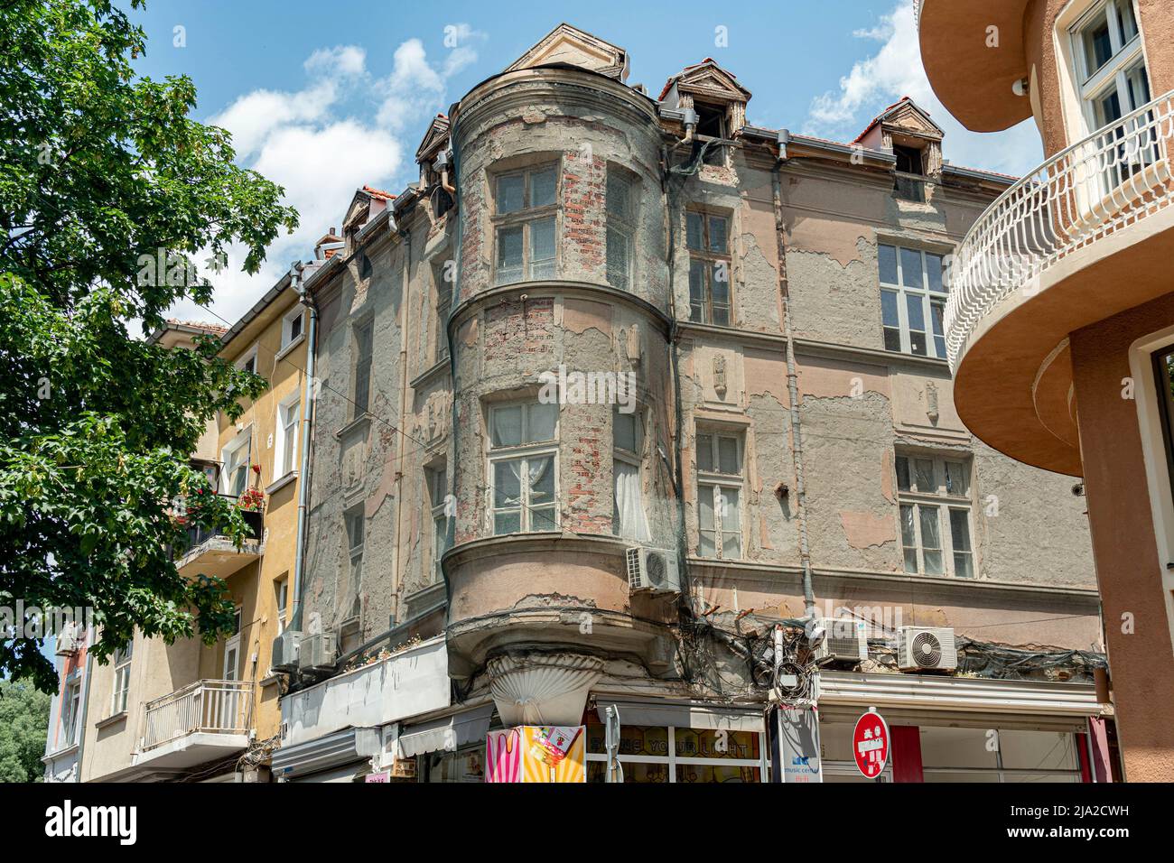 Plovdiv, Bulgarie - 23.05.2022: Façade de bâtiment historique en cours de rénovation travaux couverts de filet de protection pour la sécurité Banque D'Images