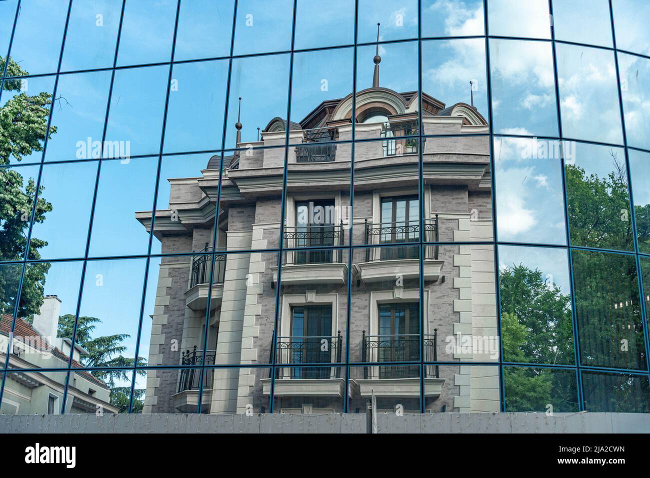Plovdiv, Bulgarie - 23.05.2022: Reflet du bâtiment dans le mur en miroir à Plovdiv. Technologie de miroir à sens unique ou de verre miroir. Banque D'Images