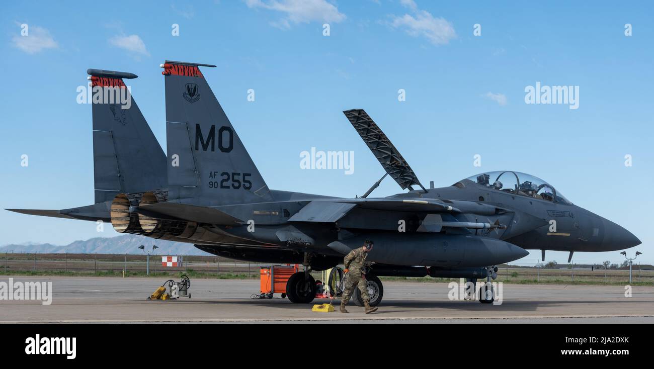Les professionnels de l'entretien de la base aérienne de Mountain Home, Idaho, préparent les F-15E Strike Eagles pour les opérations de la mission lors de l'exercice Raging Gunfighter 22-2 à la base aérienne de Hill, Utah, le 22 mai 2022. Le terrain et l'espace aérien du complexe Mountain Home Range offrent au ministère de la Défense des possibilités d'entraînement uniques et stimulantes de 9 600 000 kilomètres carrés. (É.-U. Photo de la Force aérienne par le sergent d'état-major. Joshua Hoskins) Banque D'Images