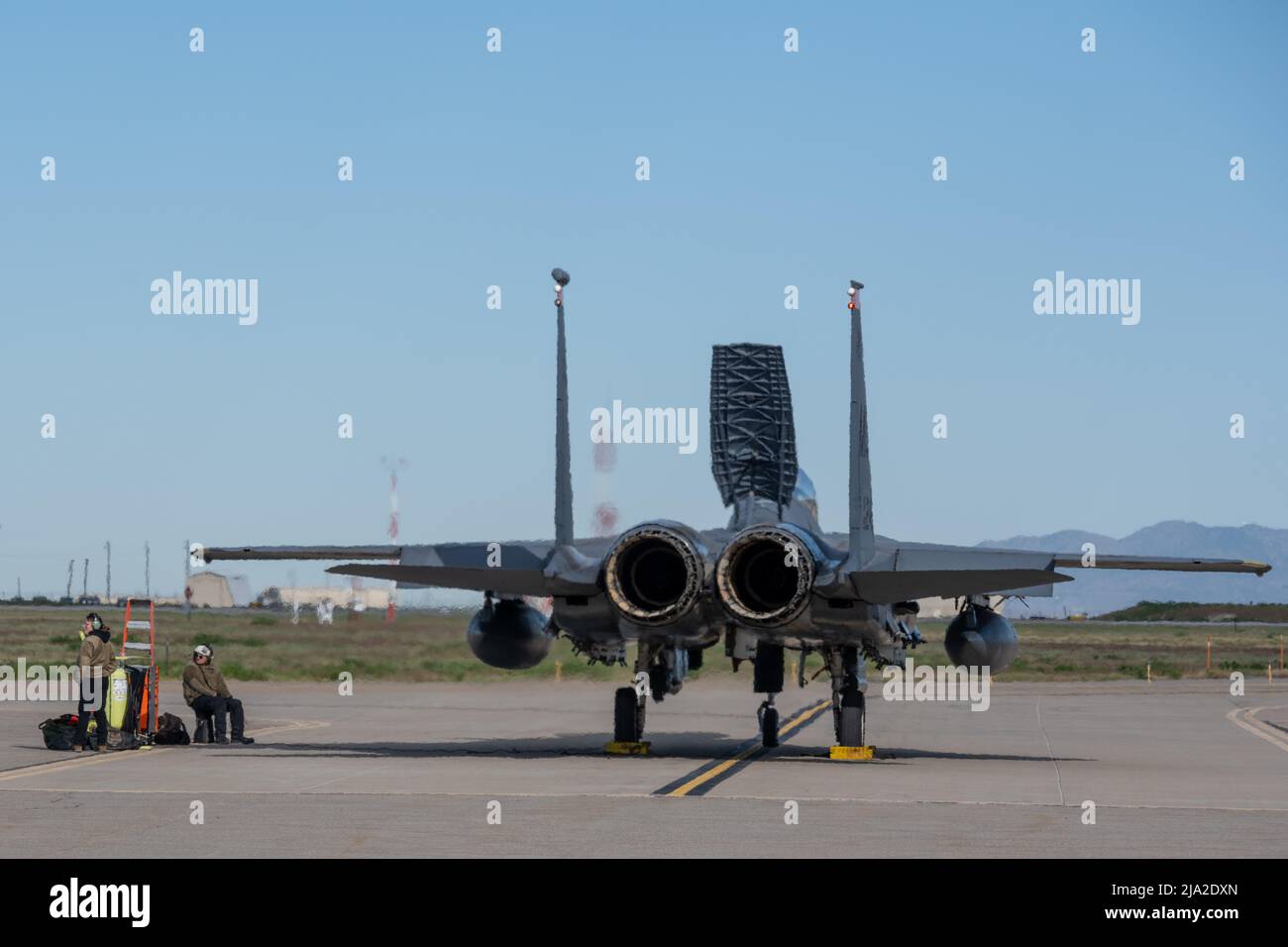 Les professionnels de l'entretien de la base aérienne de Mountain Home, Idaho, préparent les F-15E Strike Eagles pour les opérations de la mission lors de l'exercice Raging Gunfighter 22-2 à la base aérienne de Hill, Utah, le 22 mai 2022. Le terrain et l'espace aérien du complexe Mountain Home Range offrent au ministère de la Défense des possibilités d'entraînement uniques et stimulantes de 9 600 000 kilomètres carrés. (É.-U. Photo de la Force aérienne par le sergent d'état-major. Joshua Hoskins) Banque D'Images