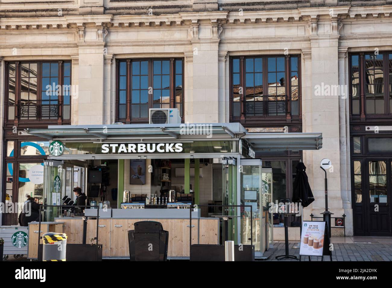 Starbucks france Banque de photographies et d'images à haute résolution -  Alamy