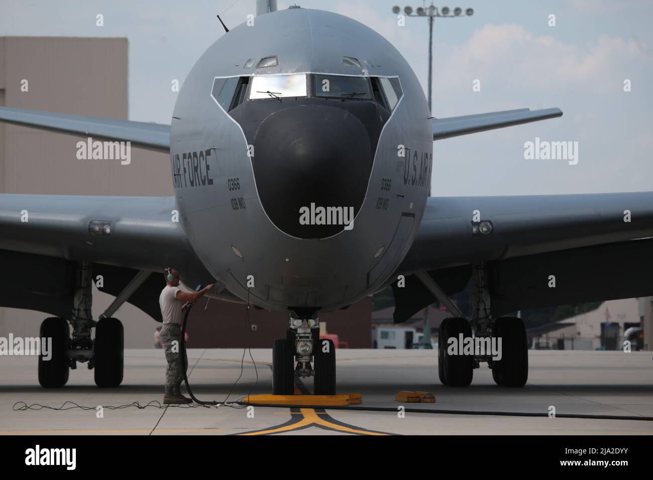 Des aviateurs de la US Air Force de la 108th e Escadre de la Garde nationale aérienne du New Jersey effectuent l'entretien d'un KC-135R Stratotanker sur la base interarmées McGuire-dix-Lakehurst (N.J.), le 31 août 2016. (É.-U. Photo de la Garde nationale aérienne par le Sgt. Matt Hecht) Banque D'Images