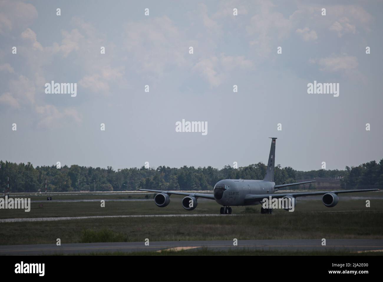 Un KC-135R Stratotanker de la U.S. Air Force avec les taxis de la 108th escadre après l'atterrissage sur la base interarmées McGuire-dix-Lakehurst (N.J.), le 31 août 2016. (É.-U. Photo de la Garde nationale aérienne par le Sgt. Matt Hecht) Banque D'Images