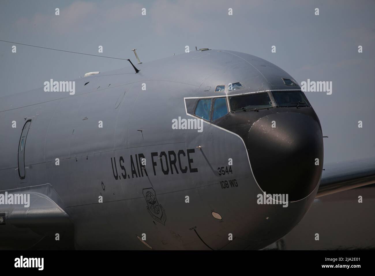 Un KC-135R Stratotanker de la U.S. Air Force avec les taxis de la 108th escadre après l'atterrissage sur la base interarmées McGuire-dix-Lakehurst (N.J.), le 31 août 2016. (É.-U. Photo de la Garde nationale aérienne par le Sgt. Matt Hecht) Banque D'Images