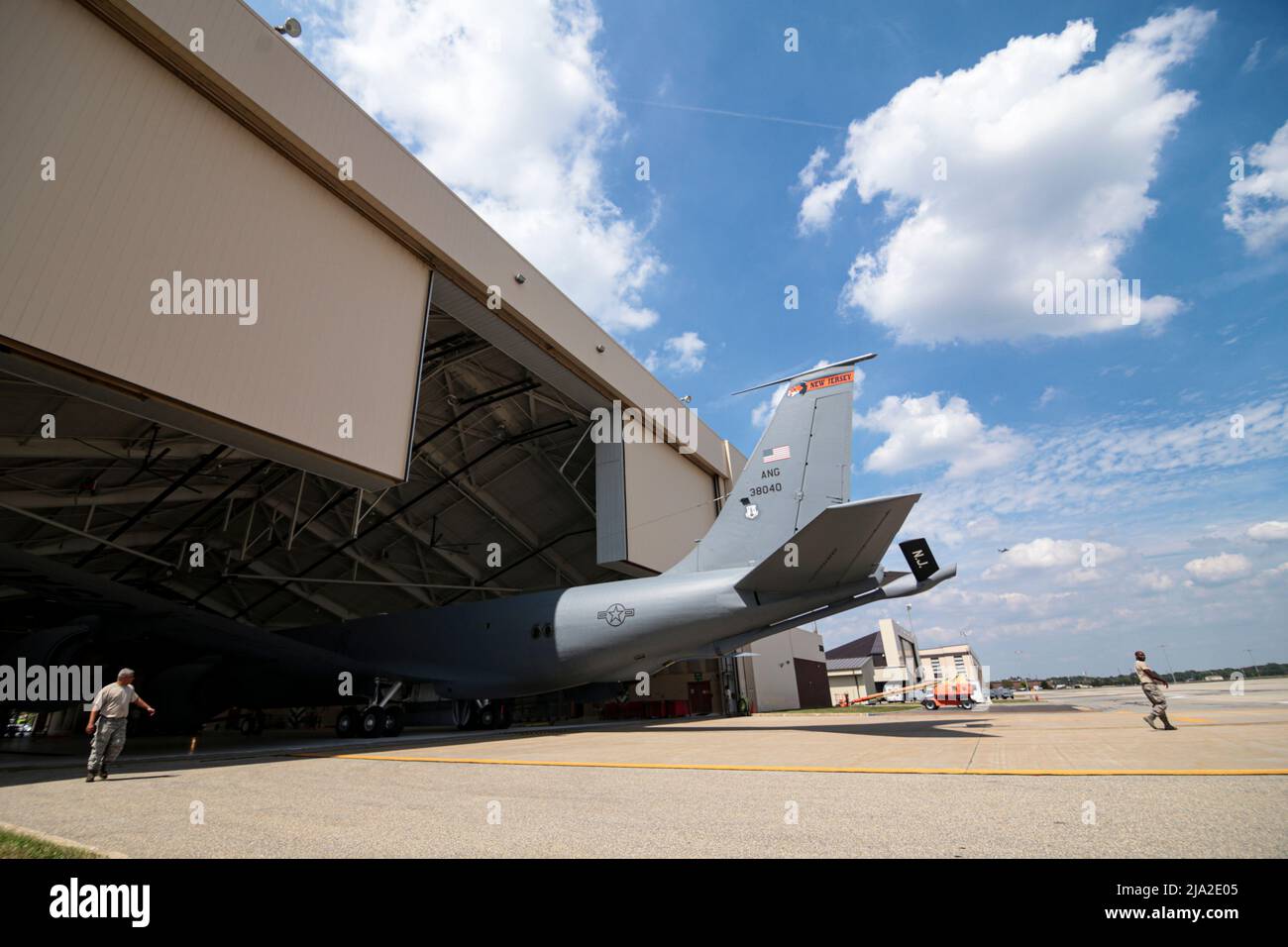 Des aviateurs de la US Air Force de la 108th e Escadre de la Garde nationale aérienne du New Jersey effectuent l'entretien d'un KC-135R Stratotanker sur la base interarmées McGuire-dix-Lakehurst (N.J.), le 31 août 2016. (É.-U. Photo de la Garde nationale aérienne par le Sgt. Matt Hecht) Banque D'Images