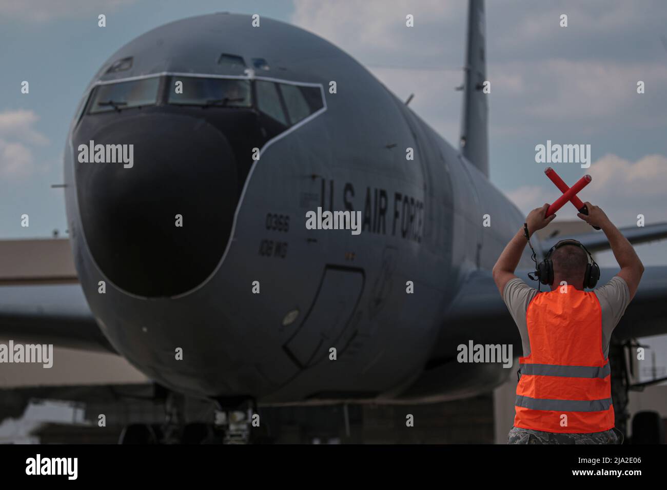 Un Airman de la Force aérienne des États-Unis avec les guides de la 108th Escadre de la Garde nationale aérienne du New Jersey dans un KC-135R Stratotanker après une mission sur la base interarmées McGuire-dix-Lakehurst, N.J., le 31 août 2016. (É.-U. Photo de la Garde nationale aérienne par le Sgt. Matt Hecht) Banque D'Images