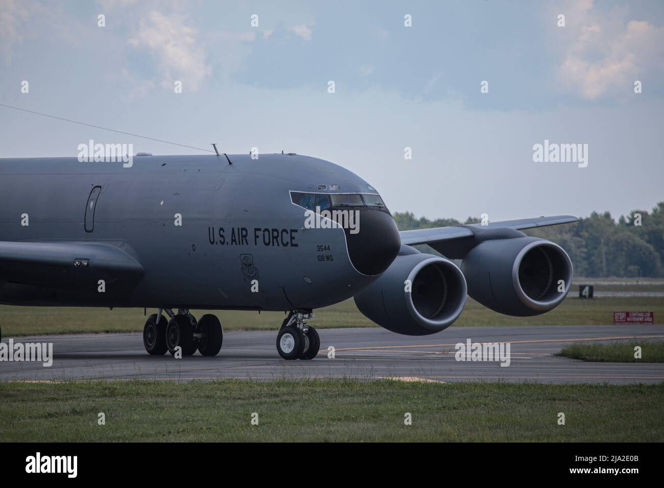 Un KC-135R Stratotanker de la U.S. Air Force avec les taxis de la 108th escadre après l'atterrissage sur la base interarmées McGuire-dix-Lakehurst (N.J.), le 31 août 2016. (É.-U. Photo de la Garde nationale aérienne par le Sgt. Matt Hecht) Banque D'Images
