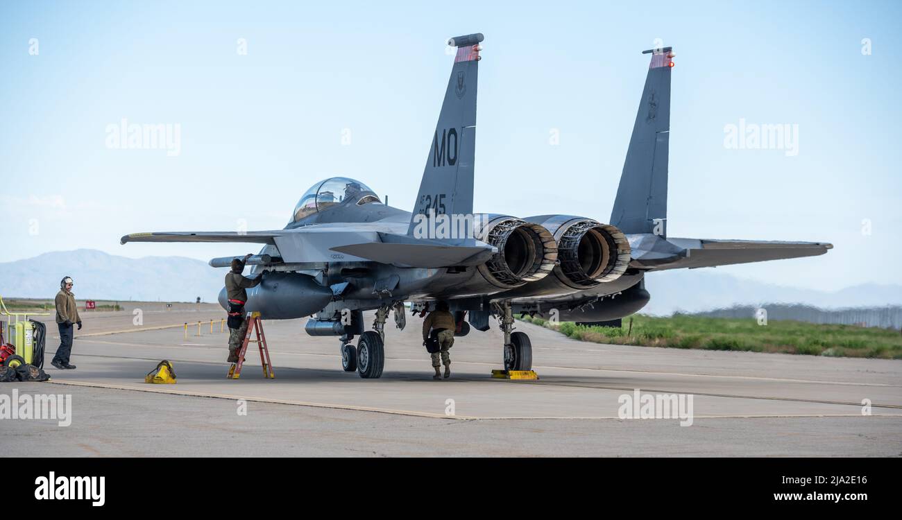 Les professionnels de l'entretien de la base aérienne de Mountain Home, Idaho, préparent les F-15E Strike Eagles pour les opérations de la mission lors de l'exercice Raging Gunfighter 22-2 à la base aérienne de Hill, Utah, le 22 mai 2022. Le terrain et l'espace aérien du complexe Mountain Home Range offrent au ministère de la Défense des possibilités d'entraînement uniques et stimulantes de 9 600 000 kilomètres carrés. (É.-U. Photo de la Force aérienne par le sergent d'état-major. Joshua Hoskins) Banque D'Images