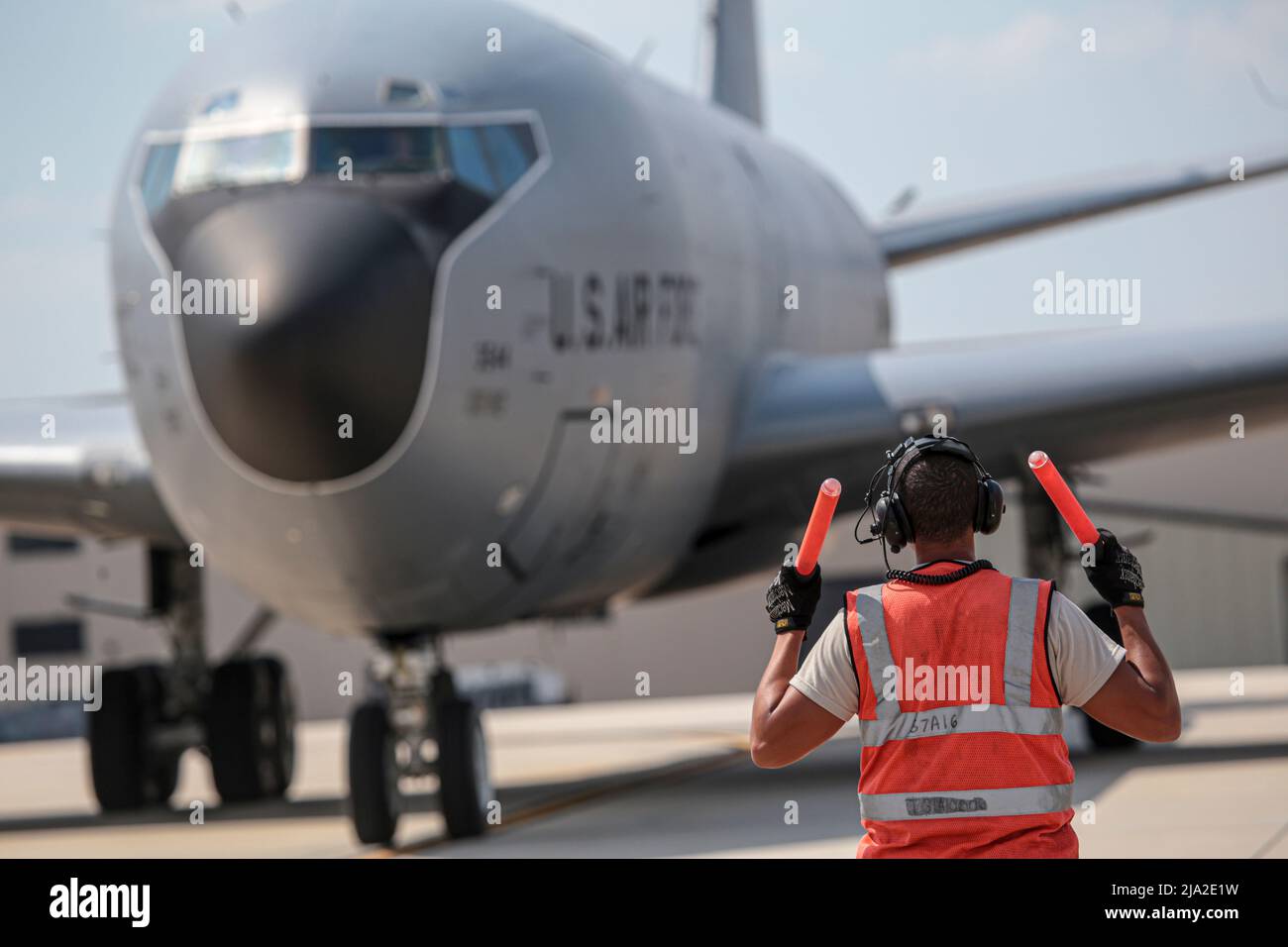 Un Airman de la Force aérienne des États-Unis avec les guides de la 108th Escadre de la Garde nationale aérienne du New Jersey dans un KC-135R Stratotanker après une mission sur la base interarmées McGuire-dix-Lakehurst, N.J., le 31 août 2016. (É.-U. Photo de la Garde nationale aérienne par le Sgt. Matt Hecht) Banque D'Images