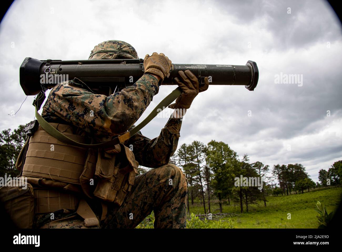 Marines avec son premier peloton, Bravo Company, Marine Barracks Washington, mène une formation d'infanterie à la base du corps des Marines Quantico, Virginie, le 25 mai 2022. Les Marines ont effectué un insert aérien via MV-22 Ospreys et ont perfectionné leurs compétences en matière de manipulation d'armes lors d'exercices de combat utilisant l'arme anti-armure légère AT-4, le lance-grenade M203, l'arme anti-armure M72 et le fusil M16A4. (É.-U. Photo du corps marin par Cpl. Mark A. Morales) Banque D'Images