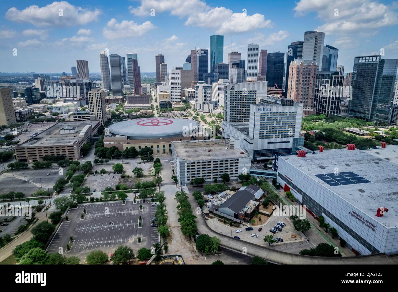 Houston, Texas, États-Unis. 14th septembre 2017. Le Toyota Center a photographié le lundi 2 mai 2022 à Houston, Texas. Il est nommé d'après le constructeur automobile japonais Toyota qui a payé $100 millions pour les droits de dénomination. L'arène abrite les Houston Rockets de la National Basketball Association (NBA), et elle fut autrefois la maison des Houston Aeros de l'American Hockey League (AHL), et des Houston Comets de la Women's National Basketball Association (WNBA).la construction de l'arène a commencé en juillet 2001, Et la nouvelle arène a été officiellement ouverte en octobre 2003. Le coût total était de $235 mil Banque D'Images