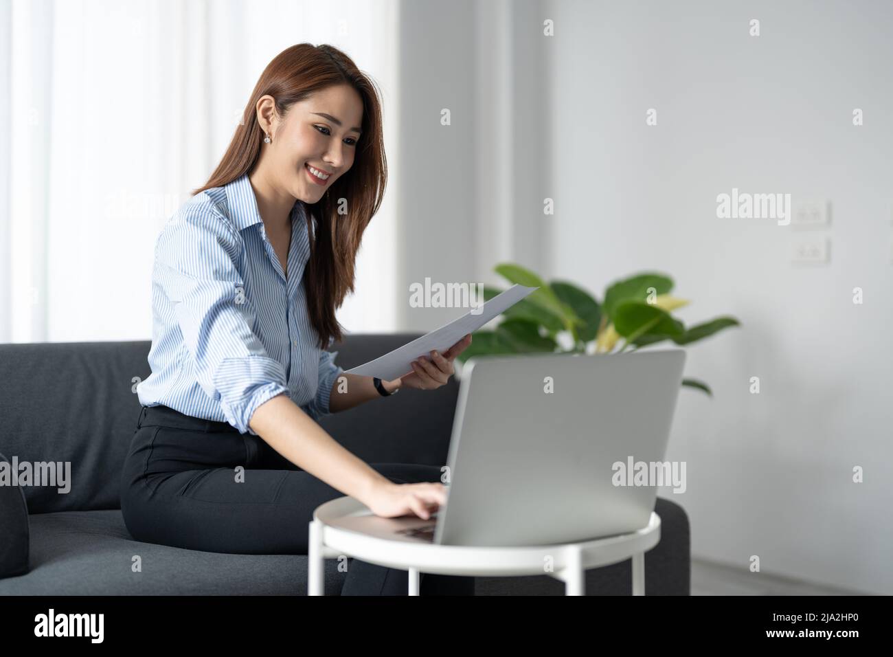 Femme locataire tenant des factures papier en utilisant la calculatrice pour la comptabilité financière d'affaires calculer argent prêt banque de loyer paiements gérer les dépenses finances Banque D'Images