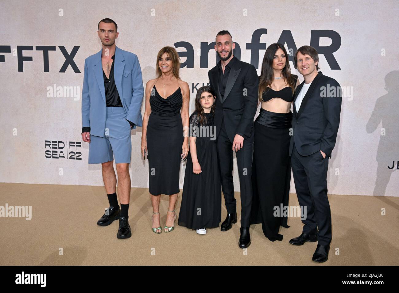 Cannes, France, 26 mai 2022. Carine Roitfeld, Vladimir Restoin Roitfeld, Romy Nicole Konjic, Julia Restoin Roitfeld et Tim Wheeler participant au Gala amfAR lors du Festival du film de Cannes 75th, le 26 mai 2022. Photo de Julien Reynaud/APS-Medias/ABACAPRESSS.COM Banque D'Images