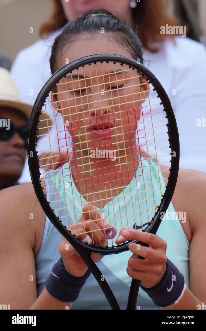 Paris, France. 26th mai 2022. Zheng Qinwen réagit lors du second tour de match féminin entre Zheng Qinwen de Chine et Simona Halep de Roumanie au tournoi de tennis Open de France à Roland Garros à Paris, en France, le 26 mai 2022. Credit: Meng Dingbo/Xinhua/Alay Live News Banque D'Images