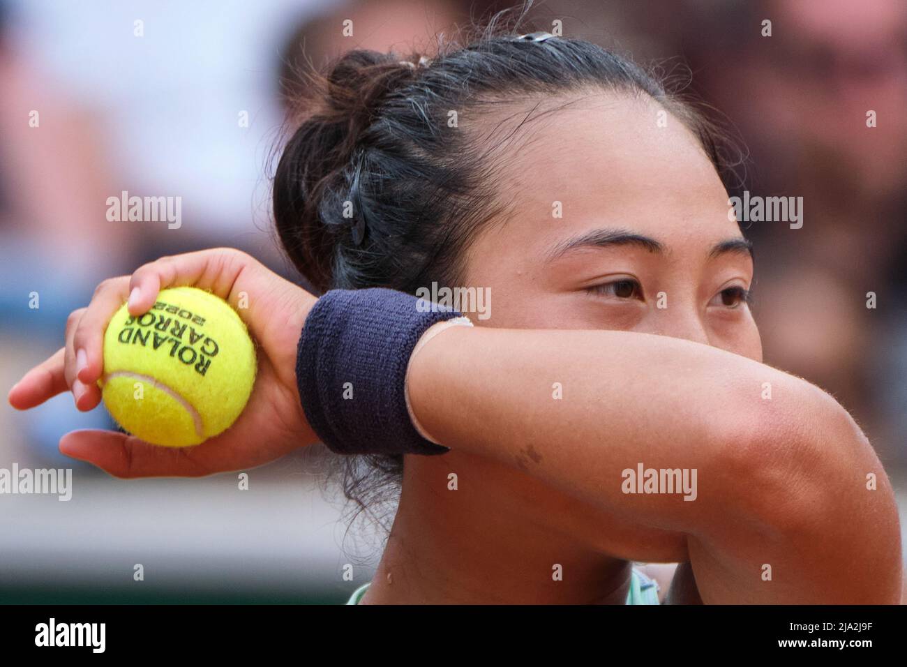 Paris, France. 26th mai 2022. Zheng Qinwen réagit lors du second tour de match féminin entre Zheng Qinwen de Chine et Simona Halep de Roumanie au tournoi de tennis Open de France à Roland Garros à Paris, en France, le 26 mai 2022. Credit: Meng Dingbo/Xinhua/Alay Live News Banque D'Images