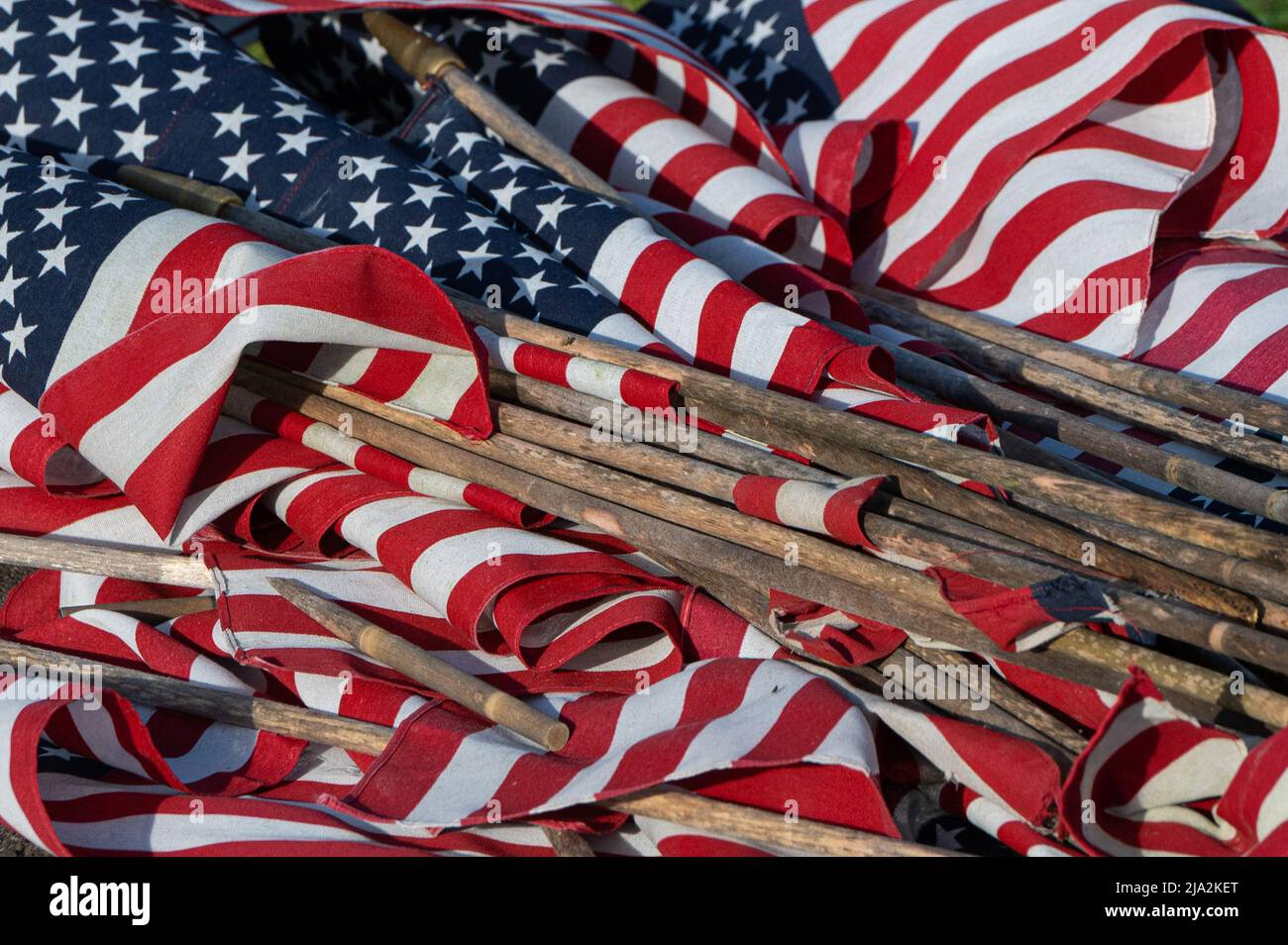 Dallas, États-Unis. 25th mai 2022. Les drapeaux anciens et usés à la retraite attendent d'être ramassés par les membres de la Légion américaine. Des membres de la Légion américaine, des scouts et des éclaireuses ont remplacé des drapeaux lambés dans les cimetières en vue de la fête du souvenir. Crédit : SOPA Images Limited/Alamy Live News Banque D'Images