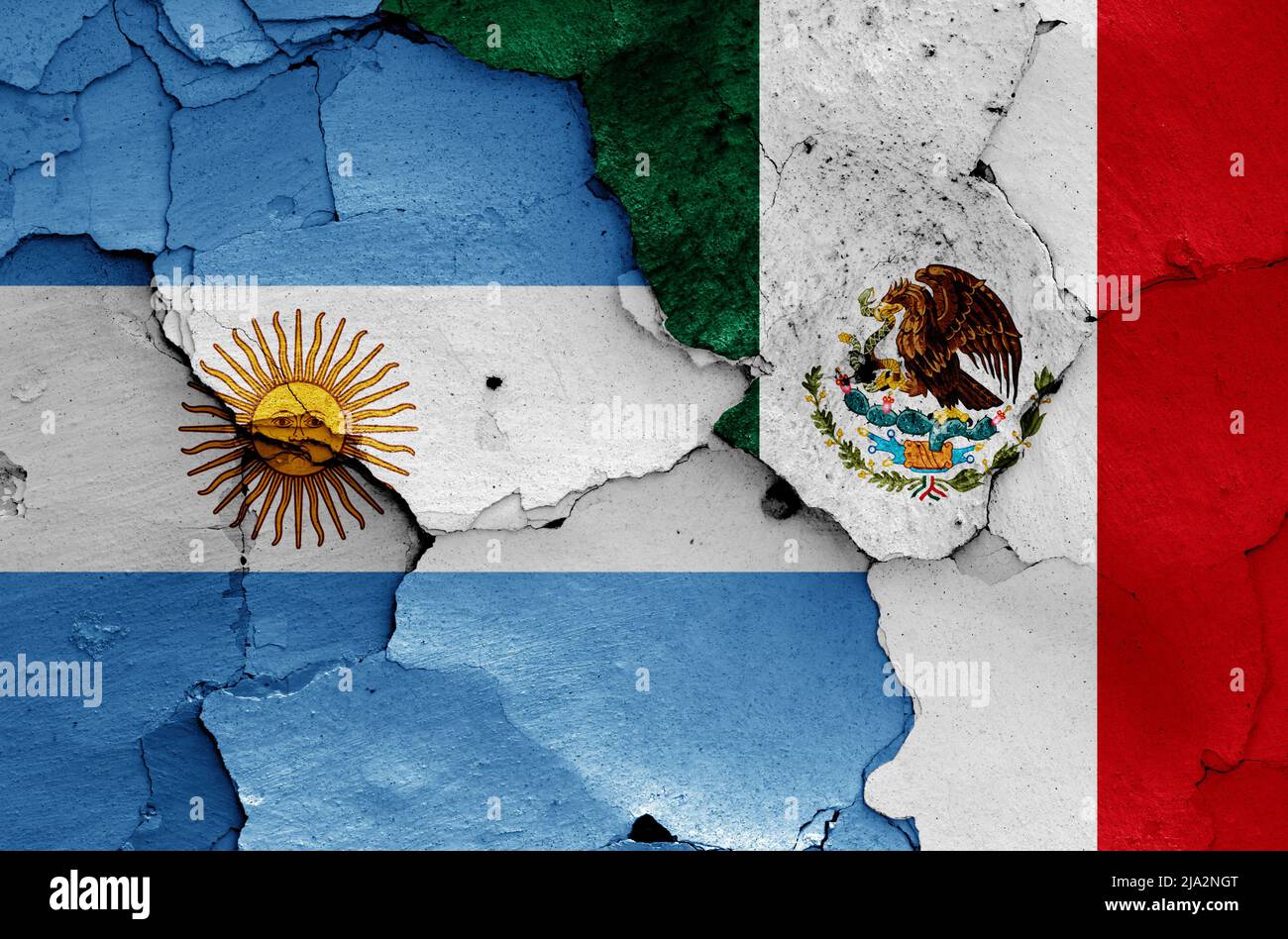 Drapeaux de l'Argentine et du Mexique peints sur un mur fissuré Banque D'Images
