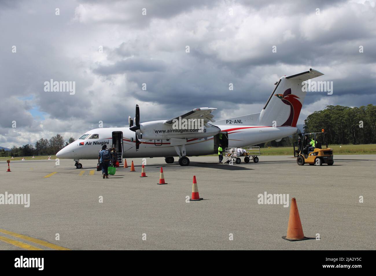 Un Bombardier Dash 8 (DHC-8) 200 (Reg : P2-ANL) appartenant à AirLink PNG, un exploitant national en Papouasie-Nouvelle-Guinée, à l'aéroport de Kagamuga à Mt Hagen Banque D'Images