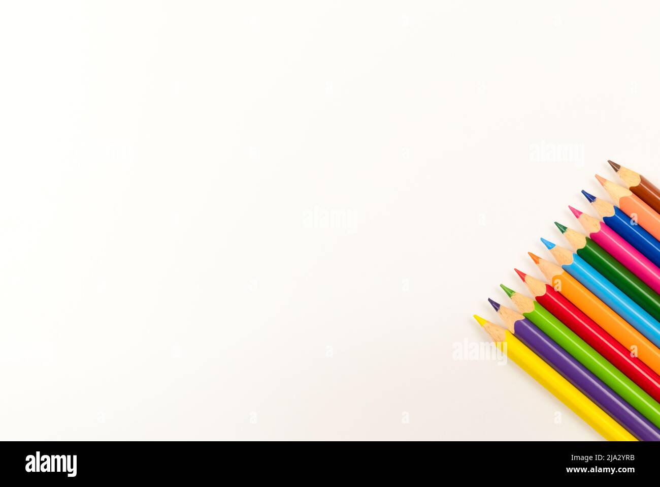 Crayons de couleur sur fond blanc Banque D'Images