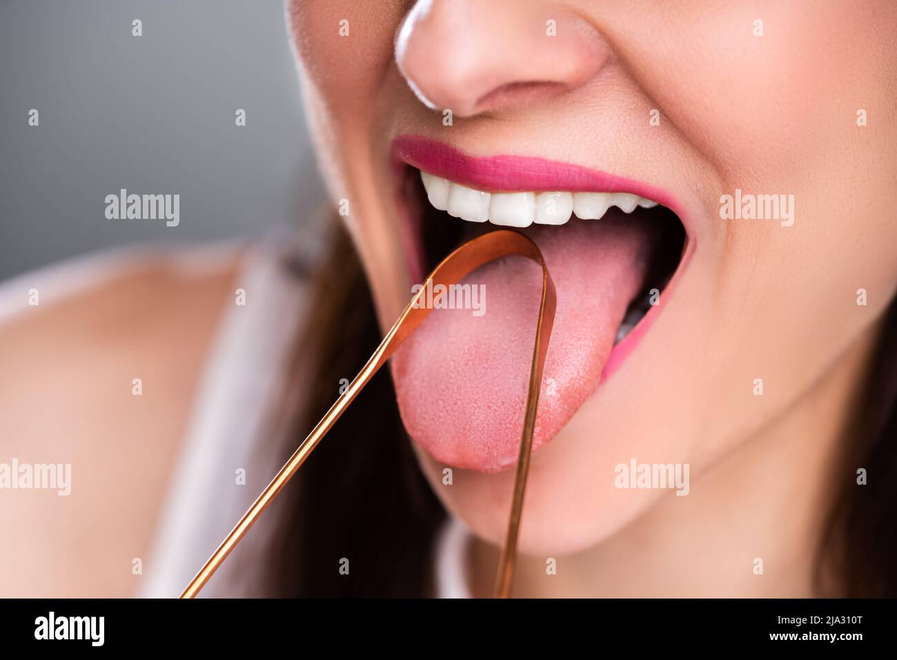 Close-up of a Woman Cleaning sa langue avec Cleaner Banque D'Images