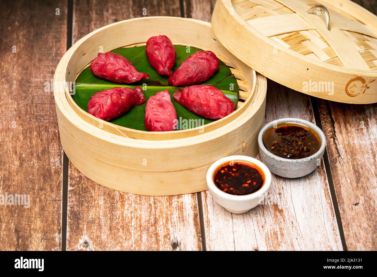 Momo chinois cuit à la vapeur avec chutney et Mayo Banque D'Images