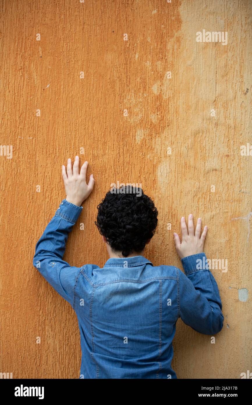 Triste femme contre le mur Banque D'Images